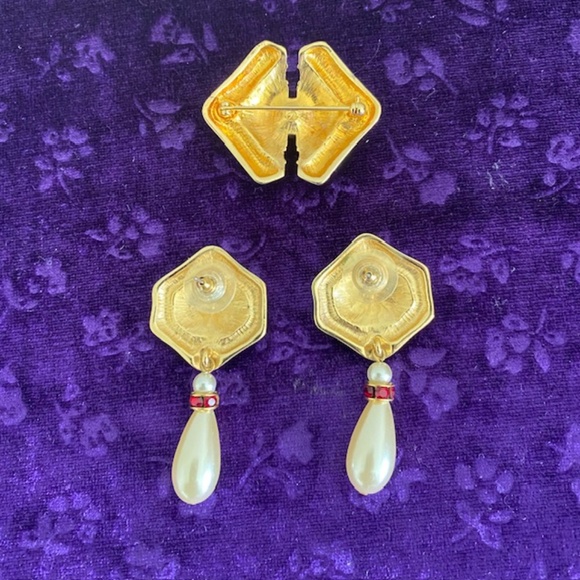 Black Enamel Cubic Zirconia and Red Stone Dangle Drop Earrings and Brooch Set - Picture 4 of 6